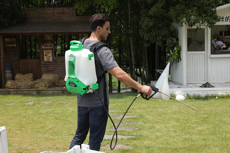 15L Knapsack Sprayer Diaphragm Pump with 18V 2.6A Battery